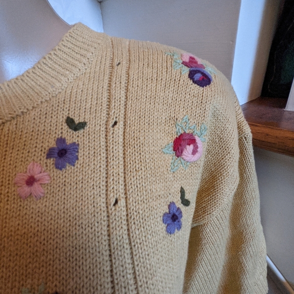 Padded shoulder yellow knit w/floral embroidery - Picture 3 of 4